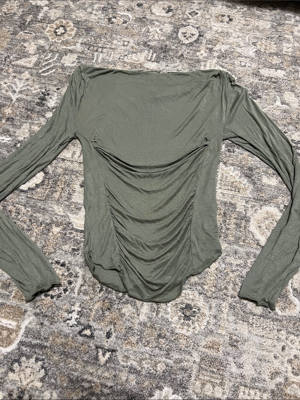 Ruched-Back Long Sleeve Tee in Olive Green